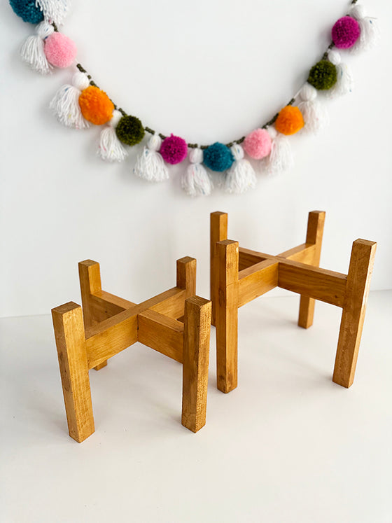 Planter basket with wooden stand- Marigold